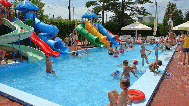 Piscina cu tobogane Aqua Club Bacau