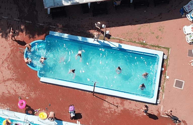 Piscina de înot contra curentului